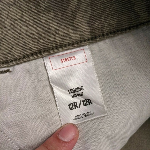 $80 New Size 12 Express Denim Leggings Mid Rise Snakeskin Green Pants Pockets - Picture 6 of 12